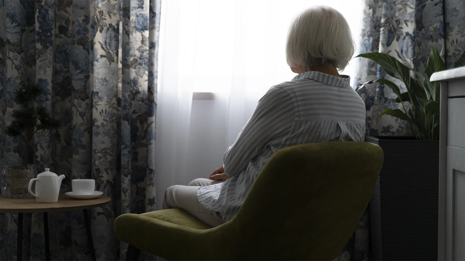 Alzheimer afeta marcha e esbarrões em móveis acendem sinal de alerta