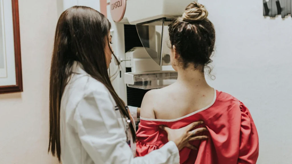 Casos de câncer de mama sobem em jovens e médica reforça exames