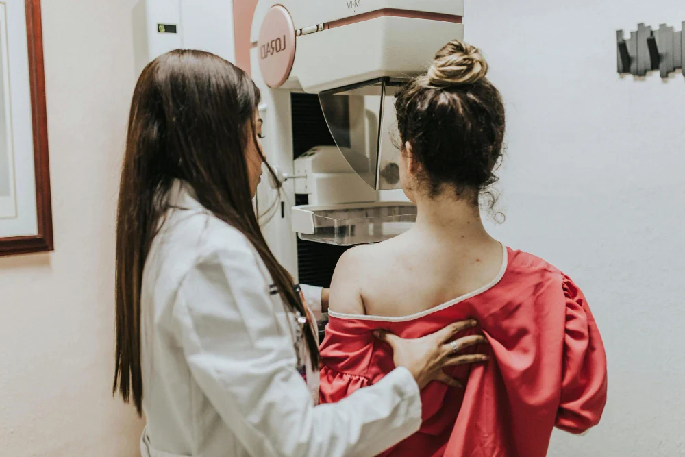 Casos de câncer de mama sobem em jovens e médica reforça exames