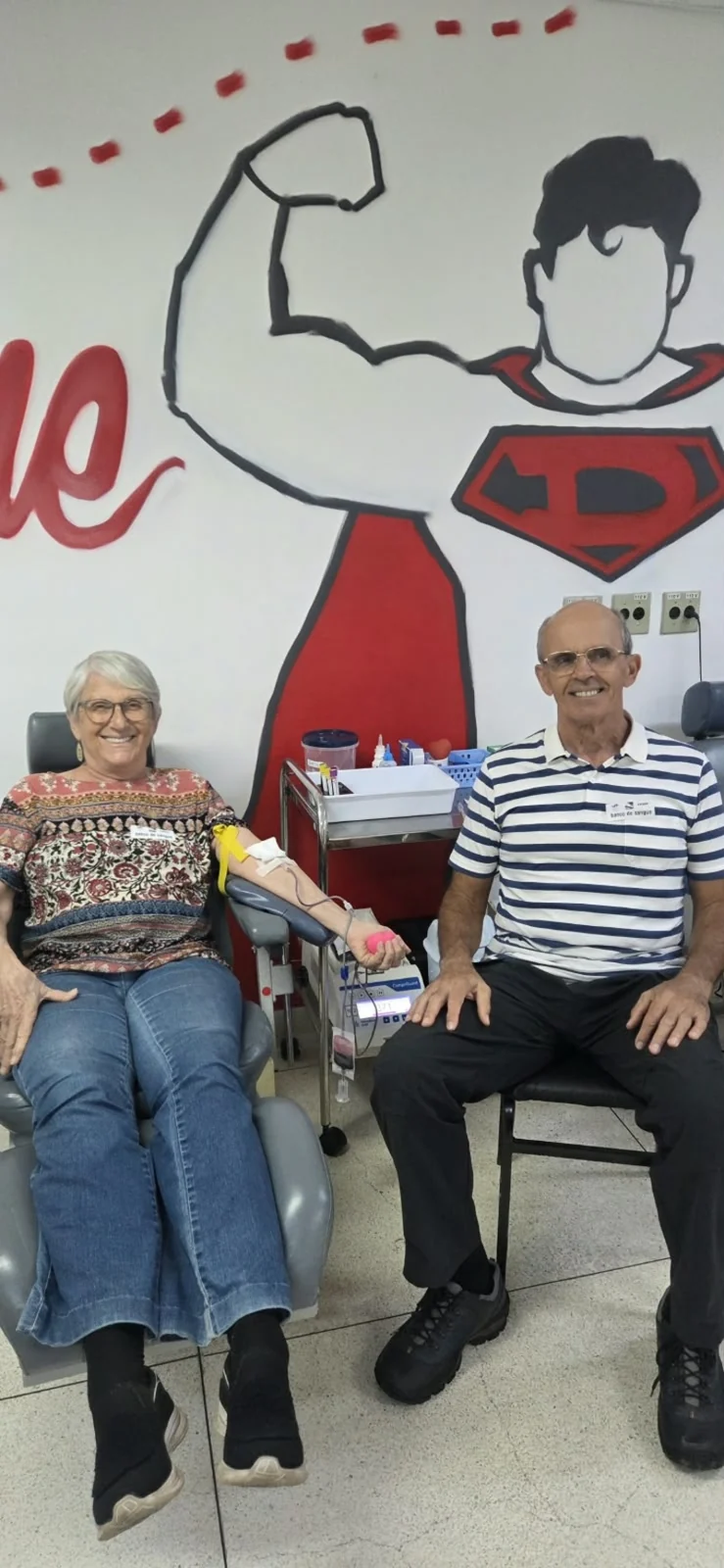 Idosa de 74 anos doa sangue em Niterói após mudança de regra
