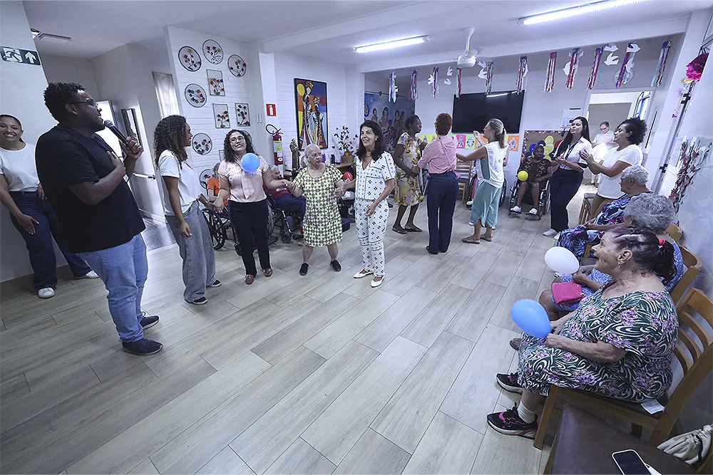 Sarau de poesia e música leva afeto para idosas em instituição de BH